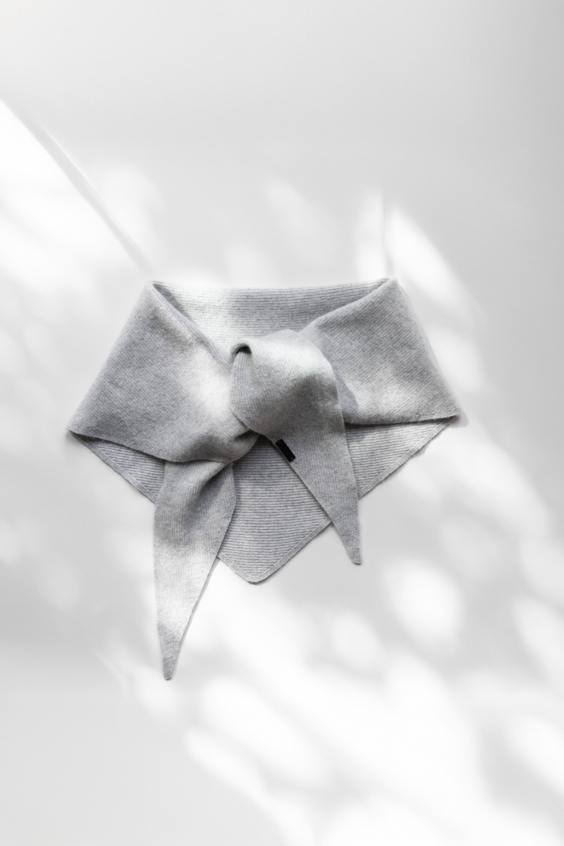 TRIANGLE SCARF GREY