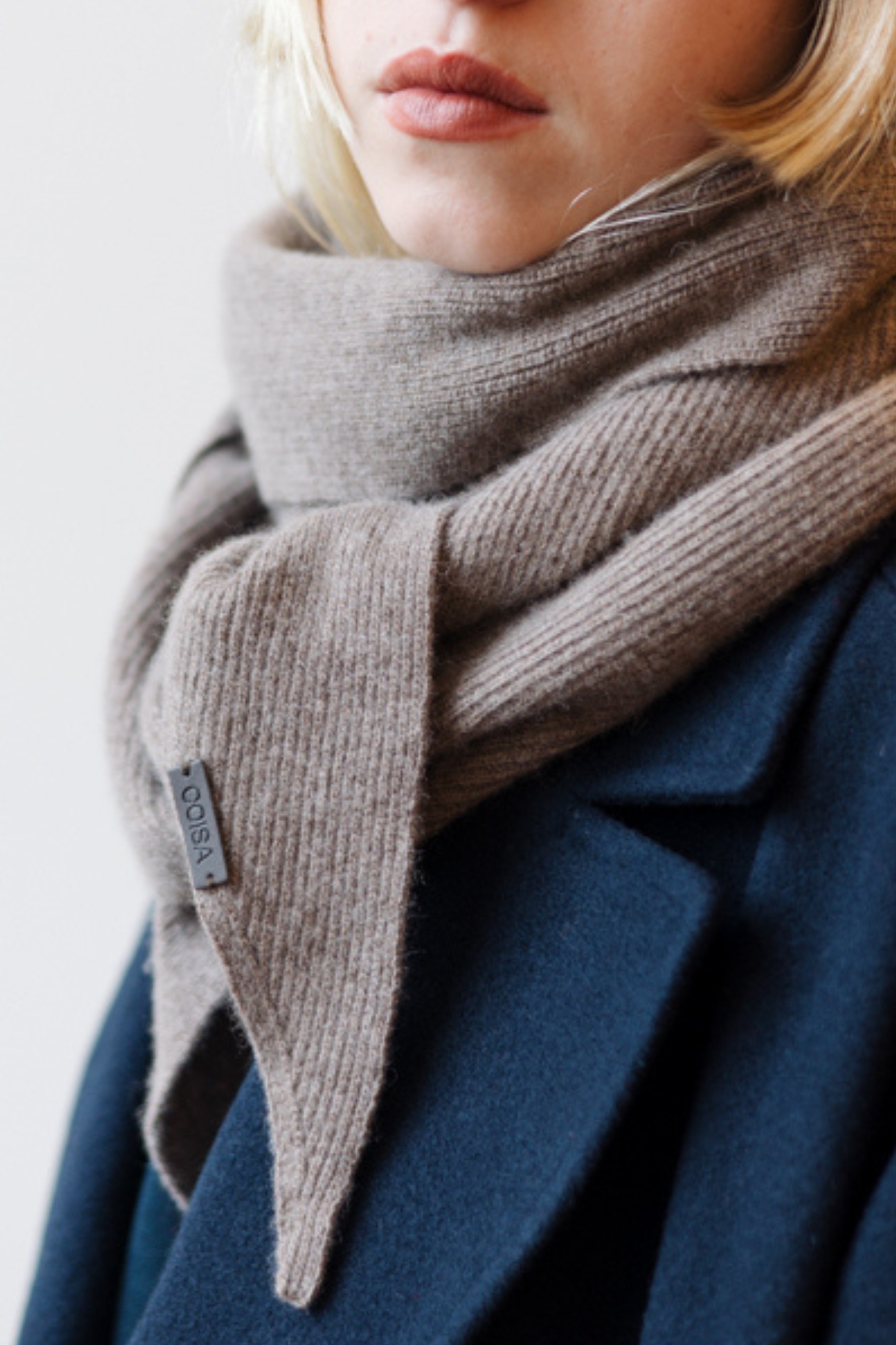 TRIANGLE SCARF TAUPE