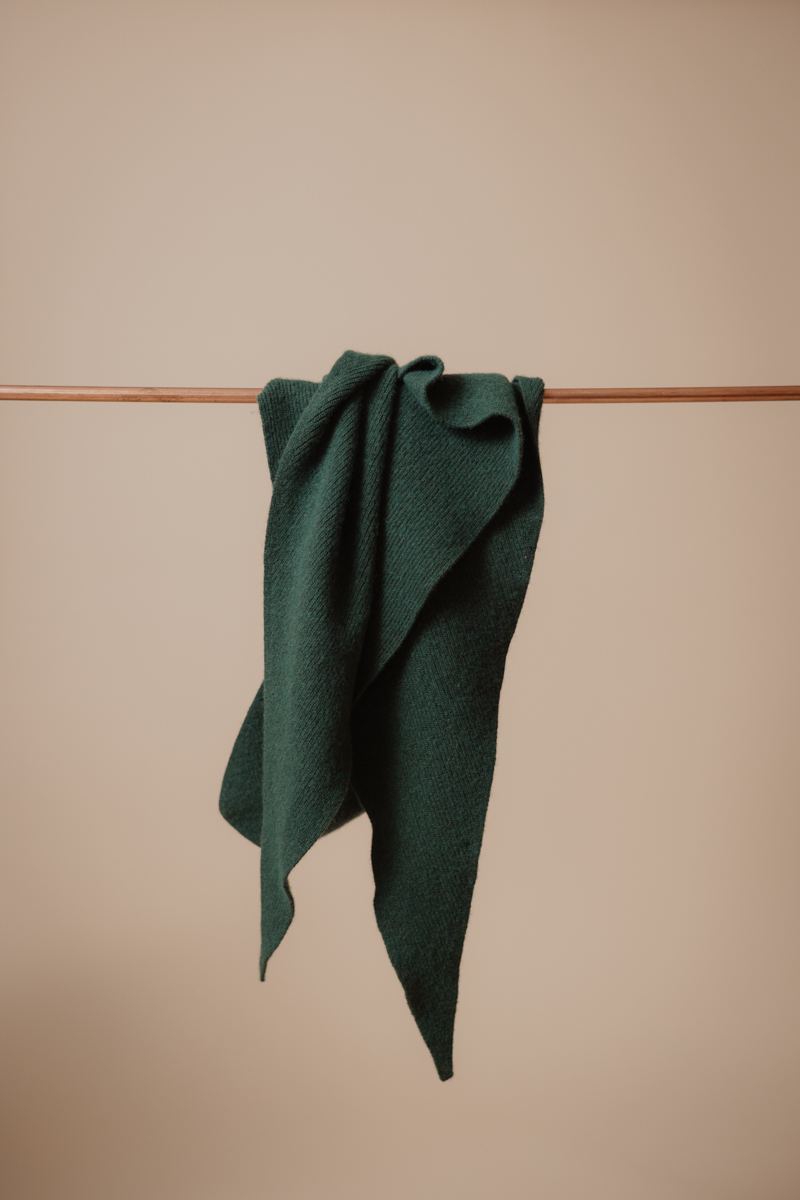 TRIANGLE SCARF GREEN