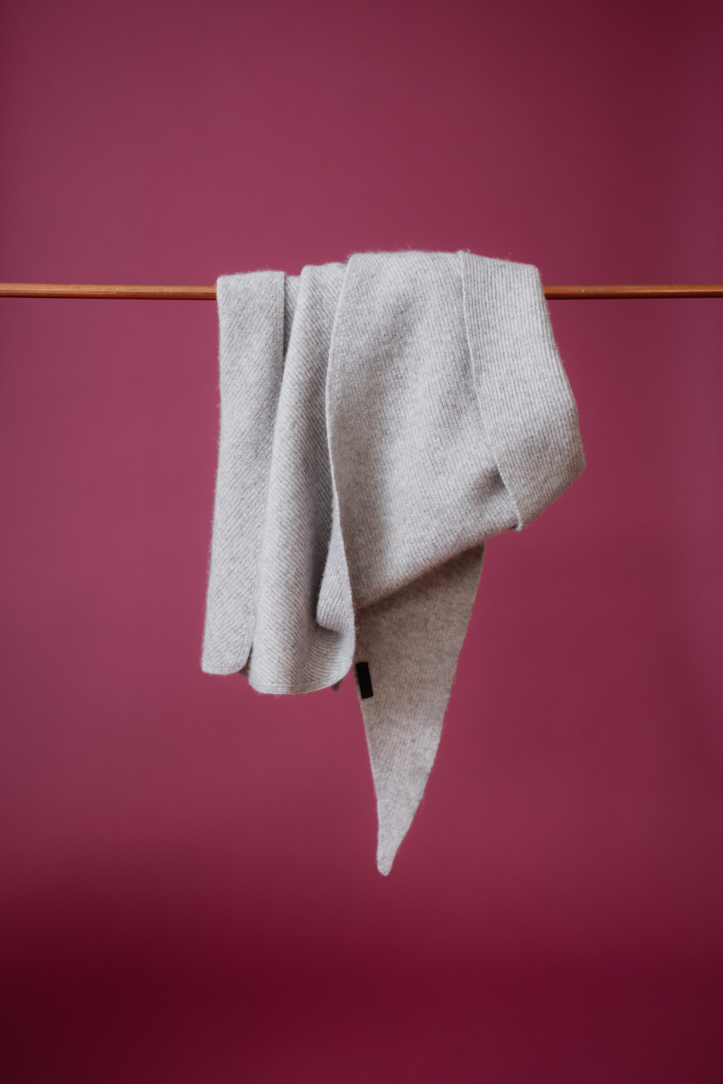 TRIANGLE SCARF GREY
